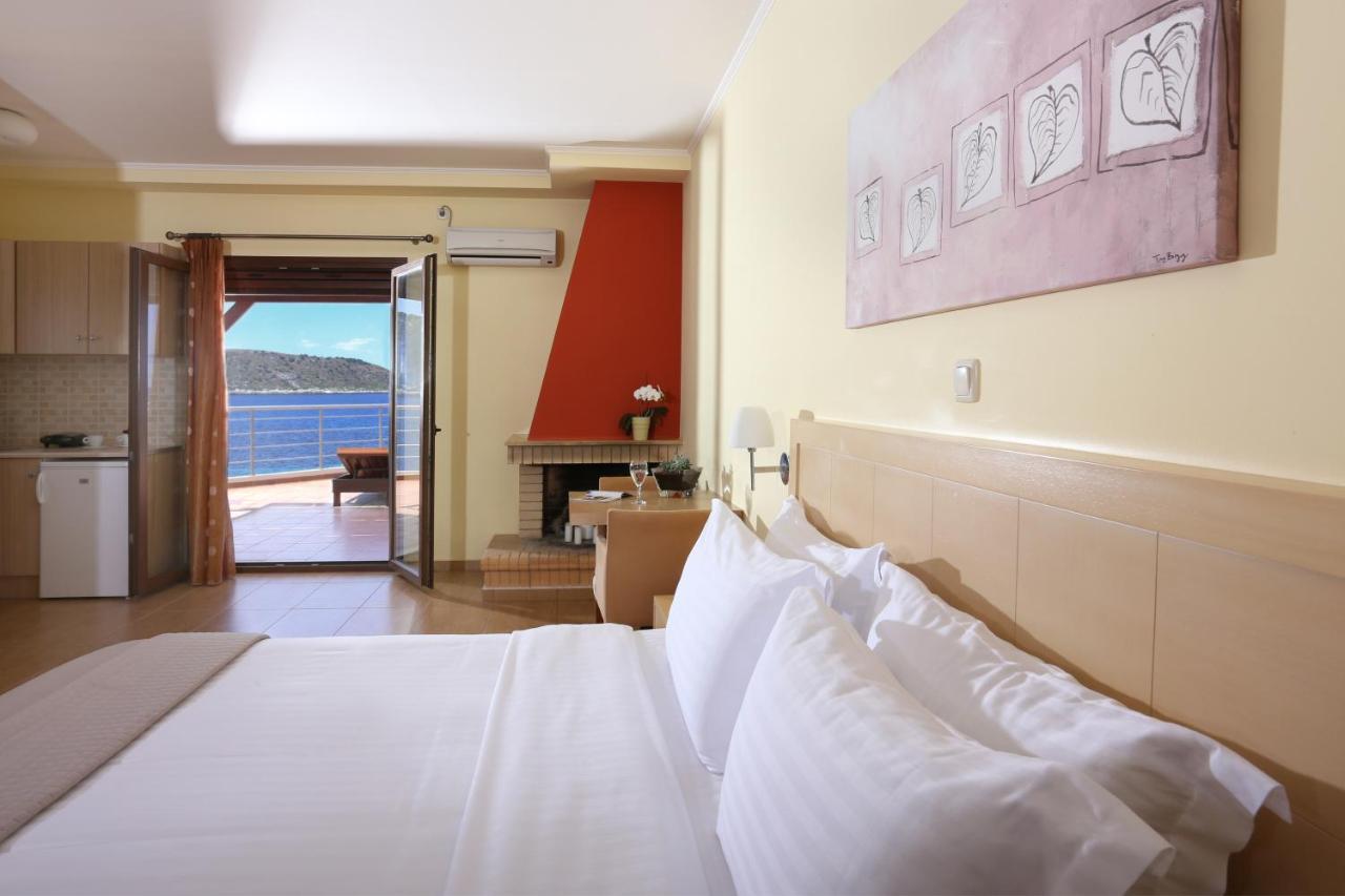 Faros Luxury Suites マラトポリス エクステリア 写真