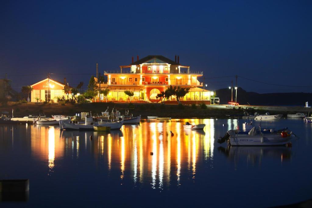 Faros Luxury Suites マラトポリス エクステリア 写真